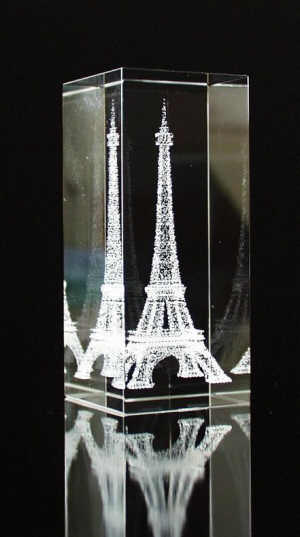 Eiffelturm in Glasblock